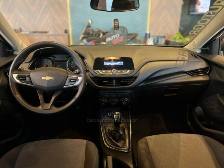 CHEVROLET - ONIX - 2021/2022 - Branca - R$ 69.900,00