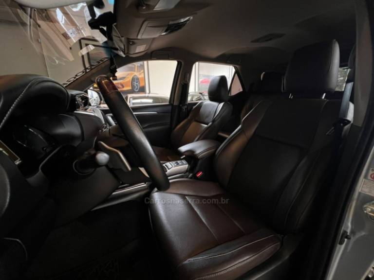 TOYOTA - HILUX SW4 - 2018/2019 - Prata - R$ 239.900,00