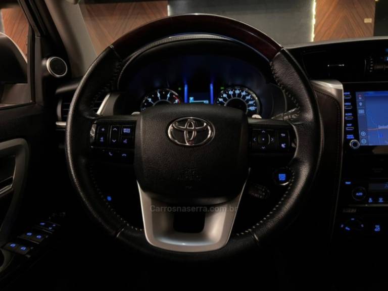 TOYOTA - HILUX SW4 - 2020/2020 - Branca - R$ 249.900,00