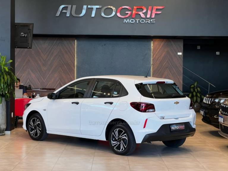 CHEVROLET - ONIX - 2021/2022 - Branca - R$ 69.900,00
