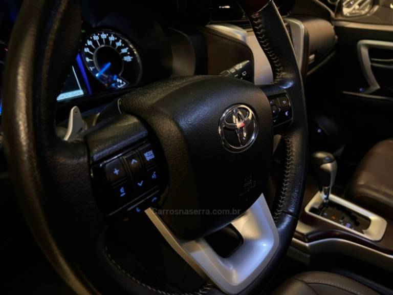 TOYOTA - HILUX SW4 - 2020/2020 - Branca - R$ 249.900,00