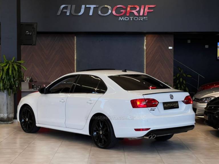 VOLKSWAGEN - JETTA - 2012/2013 - Branca - R$ 65.900,00