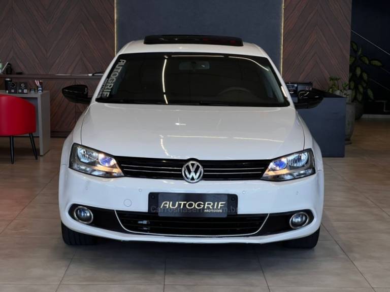 VOLKSWAGEN - JETTA - 2012/2013 - Branca - R$ 65.900,00