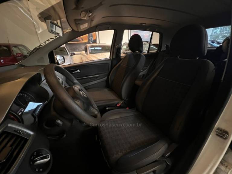 VOLKSWAGEN - FOX - 2015/2015 - Branca - R$ 43.900,00