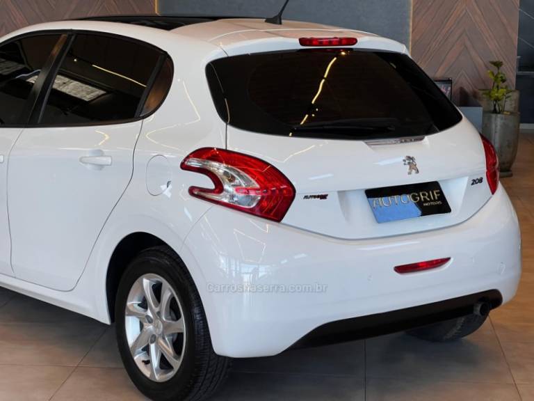 PEUGEOT - 208 - 2015/2016 - Branca - R$ 43.900,00