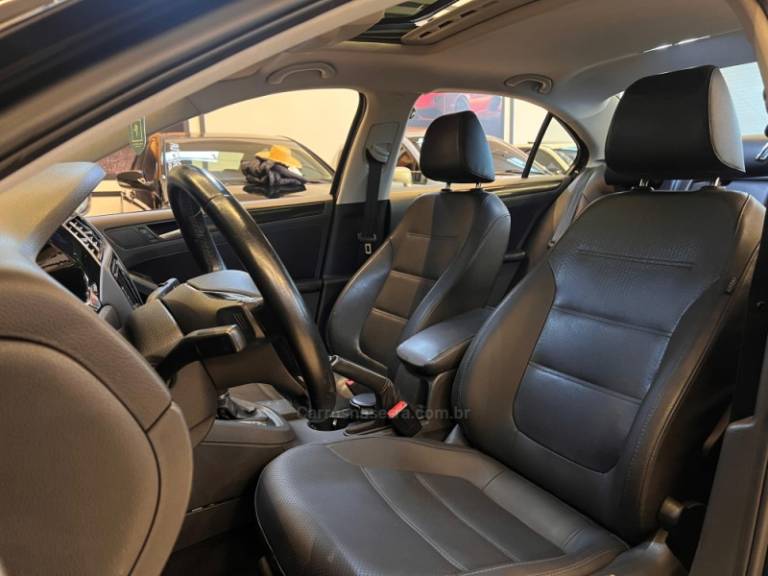 VOLKSWAGEN - JETTA - 2012/2013 - Preta - R$ 68.900,00