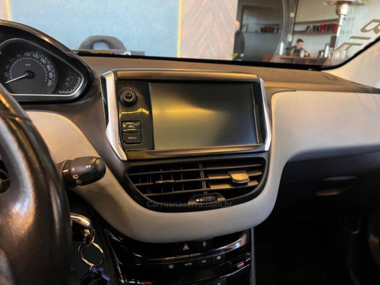 PEUGEOT - 208 - 2015/2016 - Branca - R$ 43.900,00