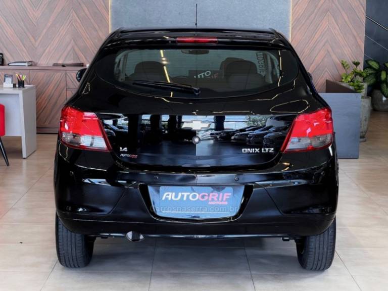 CHEVROLET - ONIX - 2016/2016 - Preta - R$ 56.900,00