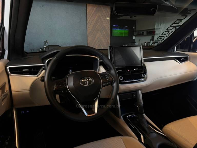 TOYOTA - COROLLA - 2022/2023 - Branca - R$ 165.900,00