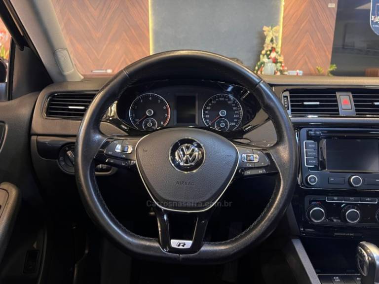 VOLKSWAGEN - JETTA - 2012/2013 - Preta - R$ 68.900,00