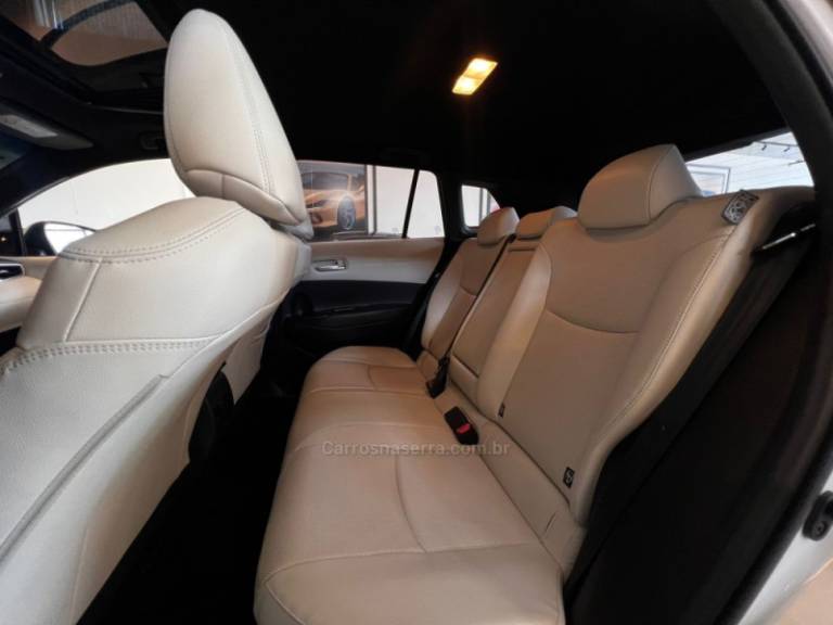 TOYOTA - COROLLA - 2022/2023 - Branca - R$ 165.900,00