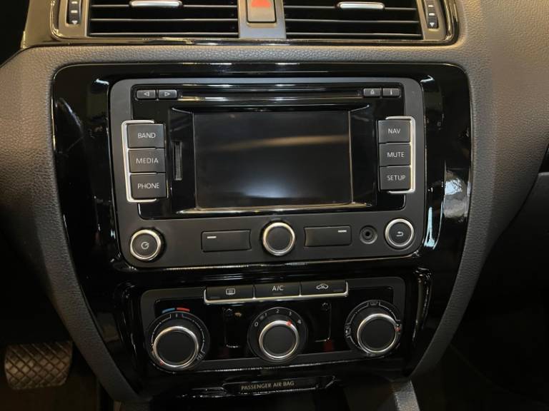 VOLKSWAGEN - JETTA - 2012/2013 - Preta - R$ 68.900,00