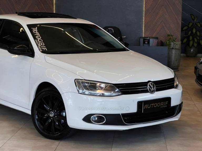 VOLKSWAGEN - JETTA - 2012/2013 - Branca - R$ 65.900,00