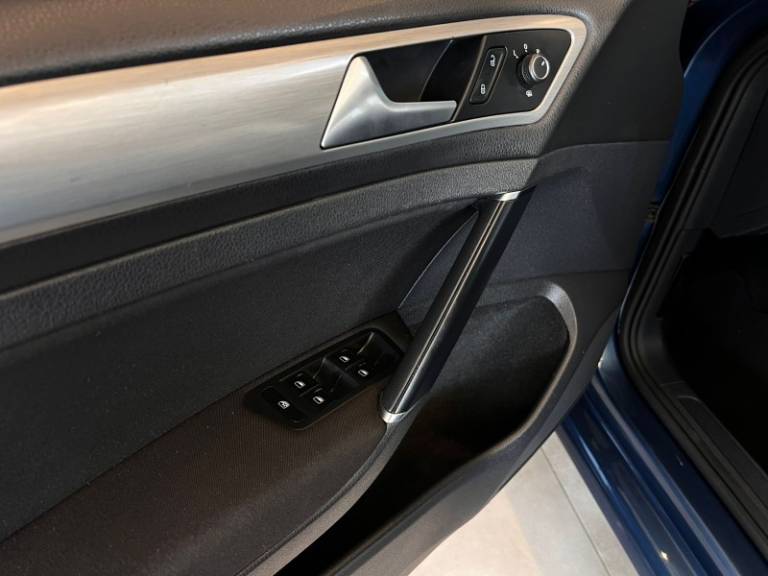 VOLKSWAGEN - GOLF - 2014/2015 - Azul - R$ 78.900,00