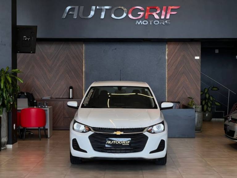 CHEVROLET - ONIX - 2022/2023 - Branca - R$ 81.900,00