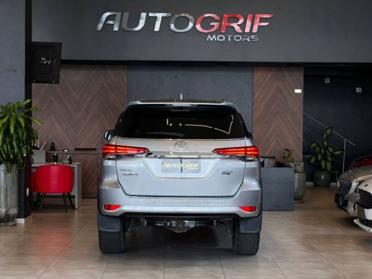 TOYOTA - HILUX SW4 - 2018/2019 - Prata - R$ 239.900,00