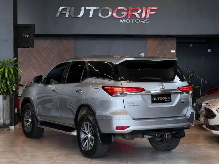 TOYOTA - HILUX SW4 - 2018/2019 - Prata - R$ 239.900,00