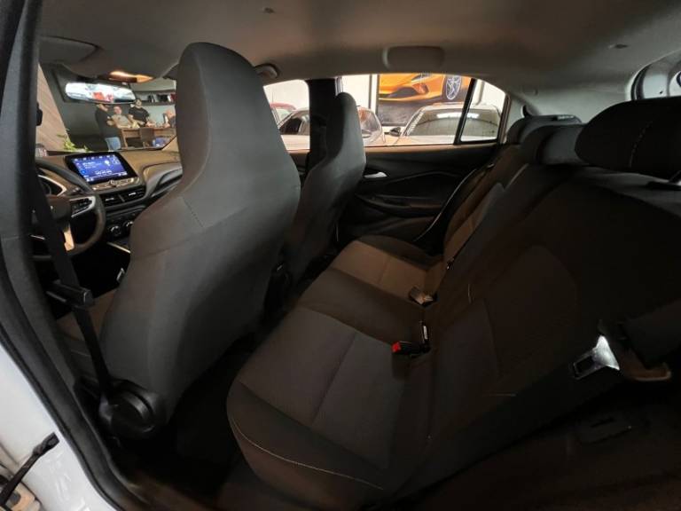 CHEVROLET - ONIX - 2022/2023 - Branca - R$ 81.900,00