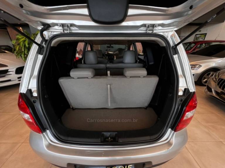 NISSAN - GRAND LIVINA - 2010/2010 - Prata - R$ 38.900,00