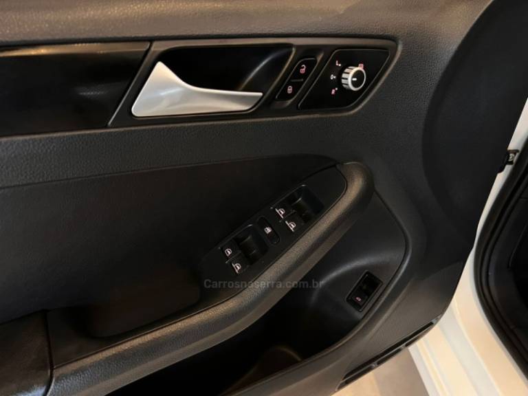VOLKSWAGEN - JETTA - 2012/2013 - Branca - R$ 65.900,00