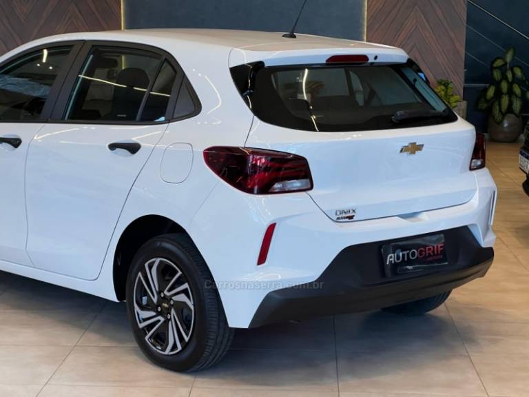 CHEVROLET - ONIX - 2021/2022 - Branca - R$ 69.900,00