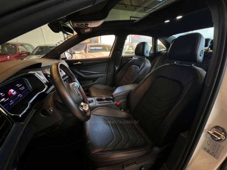 VOLKSWAGEN - JETTA - 2019/2020 - Branca - R$ 164.900,00