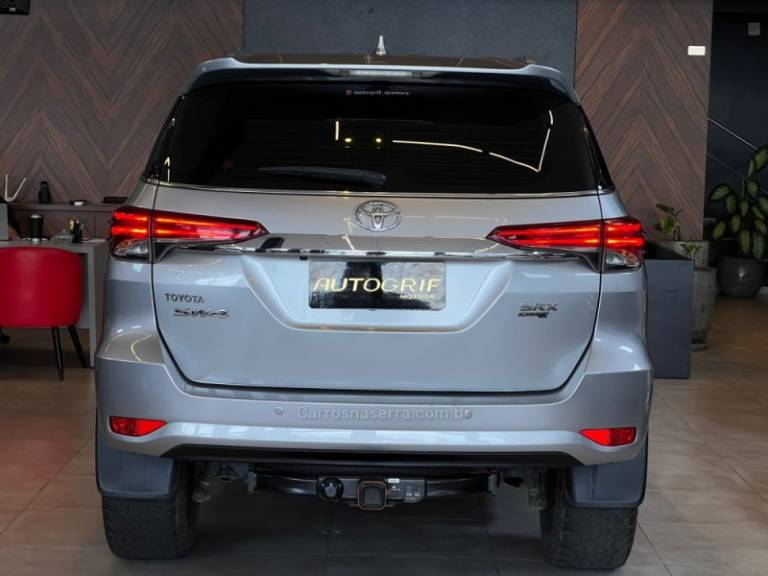 TOYOTA - HILUX SW4 - 2018/2019 - Prata - R$ 239.900,00