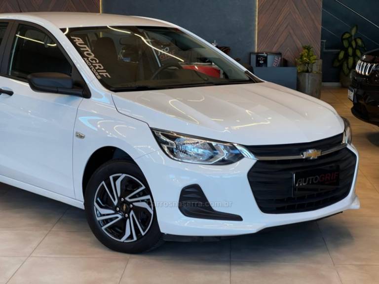 CHEVROLET - ONIX - 2021/2022 - Branca - R$ 69.900,00