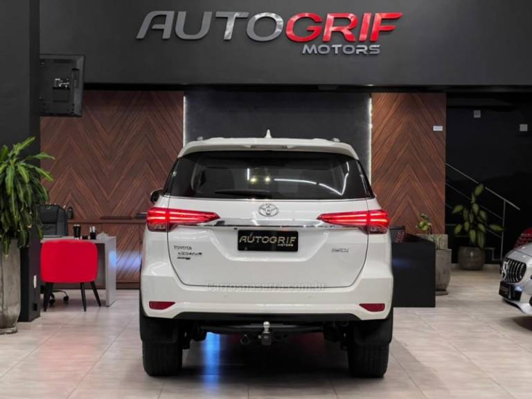 TOYOTA - HILUX SW4 - 2020/2020 - Branca - R$ 249.900,00