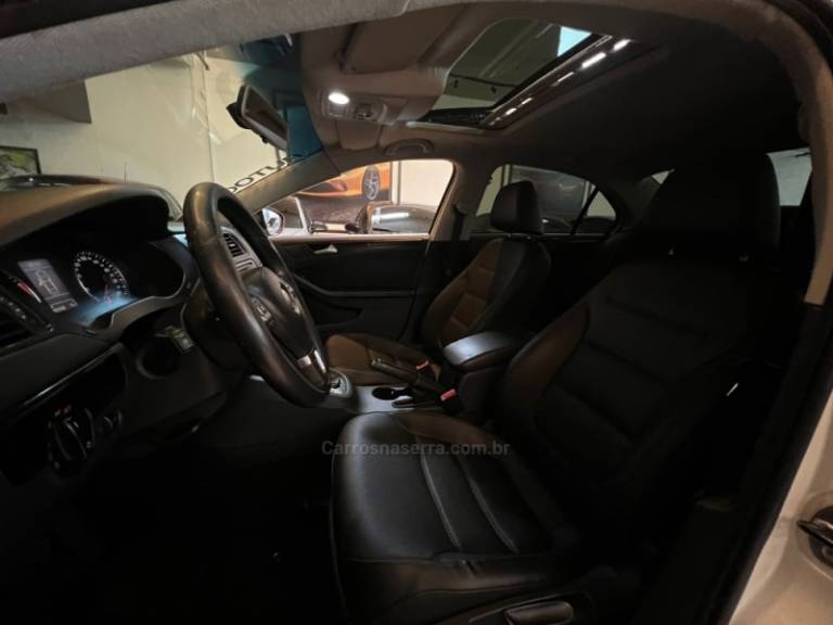VOLKSWAGEN - JETTA - 2012/2013 - Branca - R$ 65.900,00