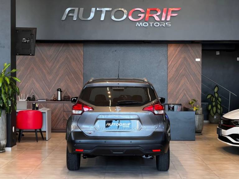 NISSAN - KICKS - 2018/2019 - Cinza - R$ 82.900,00