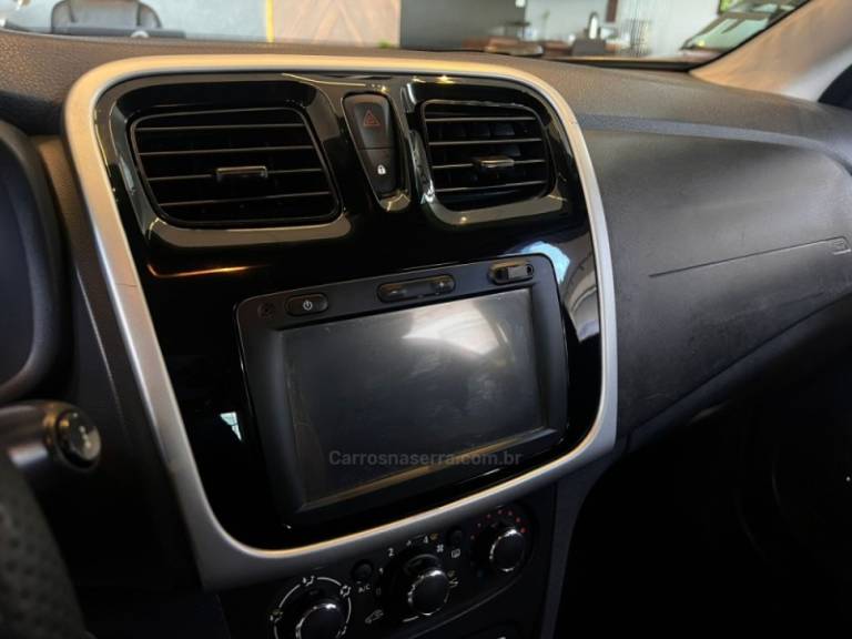 RENAULT - SANDERO - 2016/2017 - Vermelha - R$ 46.900,00