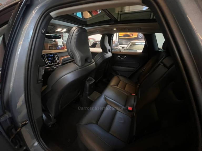 VOLVO - XC60 - 2022/2023 - Cinza - R$ 298.900,00