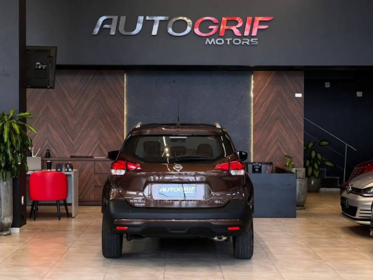 NISSAN - KICKS - 2020/2021 - Marrom - R$ 97.900,00