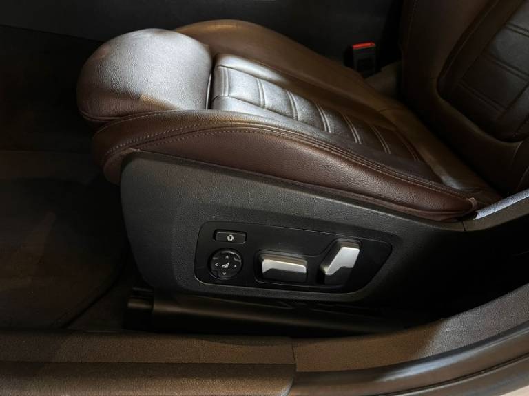BMW - 330I - 2019/2019 - Branca - R$ 229.900,00