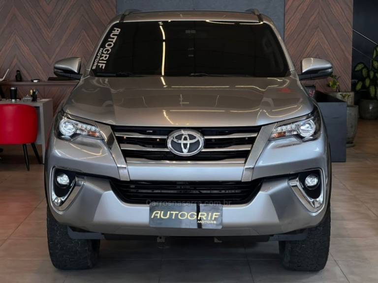 TOYOTA - HILUX SW4 - 2018/2019 - Prata - R$ 239.900,00