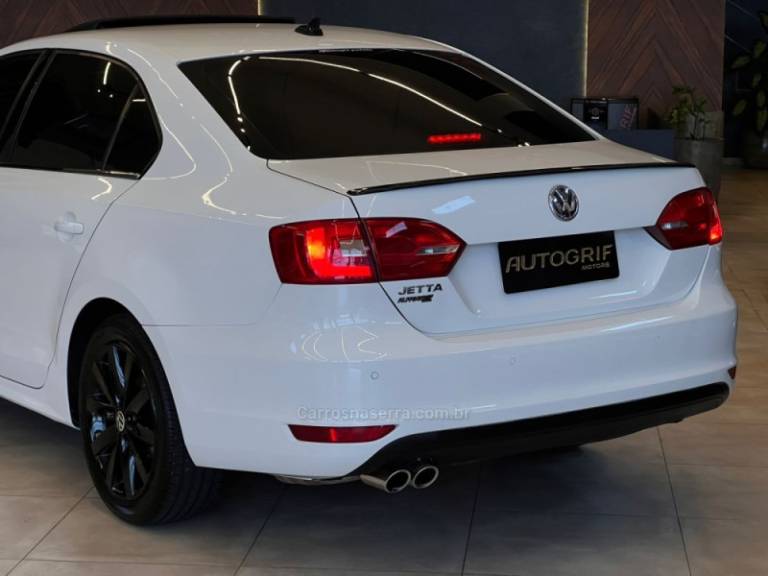 VOLKSWAGEN - JETTA - 2012/2013 - Branca - R$ 65.900,00