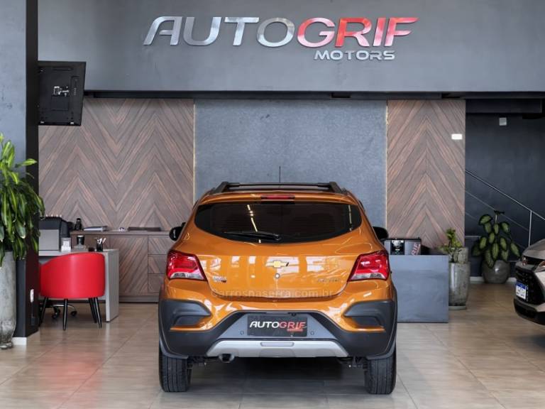 CHEVROLET - ONIX - 2016/2017 - Laranja - R$ 64.900,00