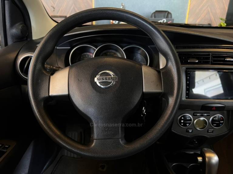 NISSAN - GRAND LIVINA - 2010/2010 - Prata - R$ 38.900,00