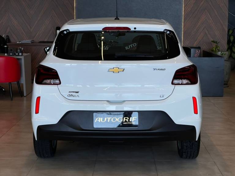 CHEVROLET - ONIX - 2022/2023 - Branca - R$ 81.900,00