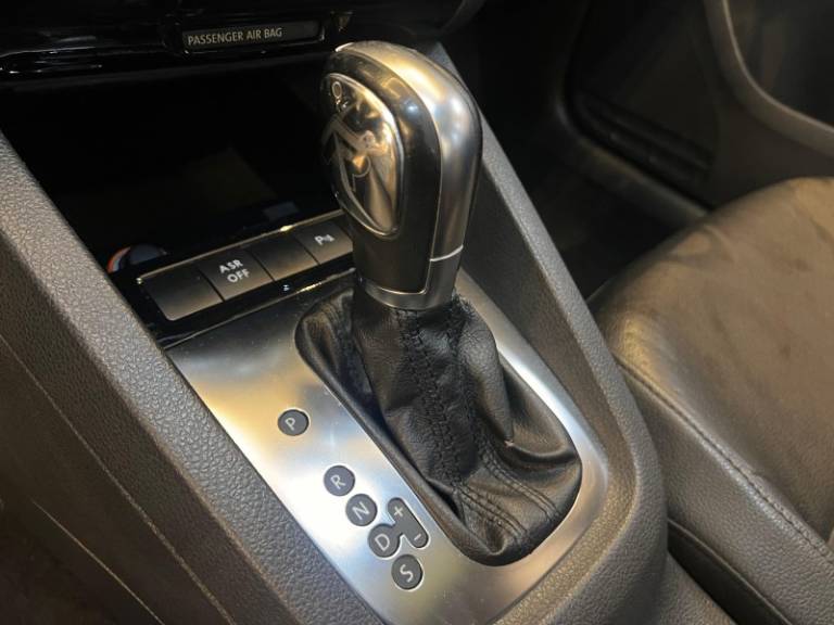 VOLKSWAGEN - JETTA - 2012/2013 - Preta - R$ 68.900,00