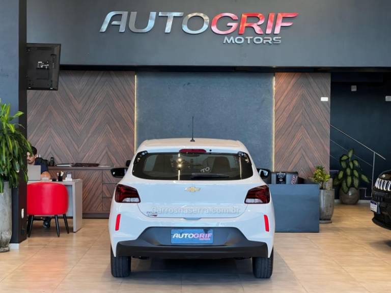 CHEVROLET - ONIX - 2021/2022 - Branca - R$ 69.900,00