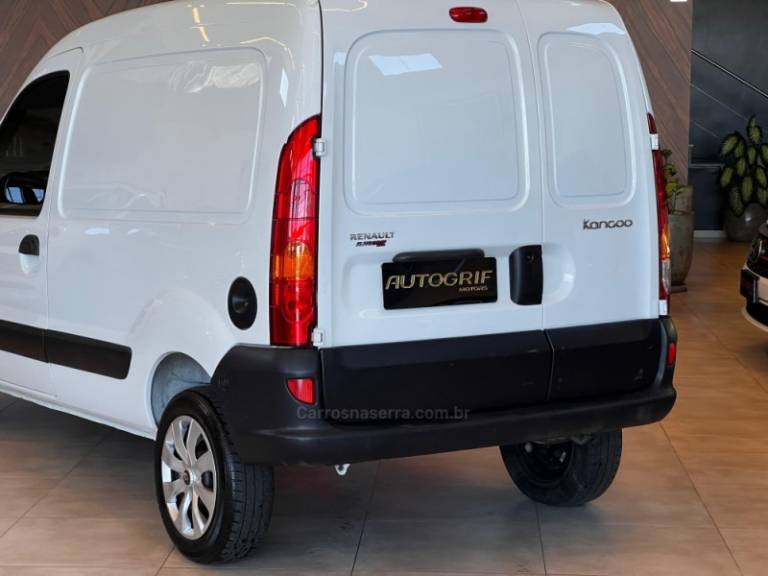 RENAULT - KANGOO - 2015/2016 - Branca - R$ 47.900,00