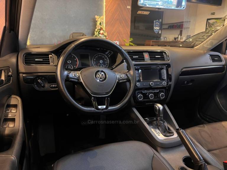VOLKSWAGEN - JETTA - 2012/2013 - Preta - R$ 68.900,00