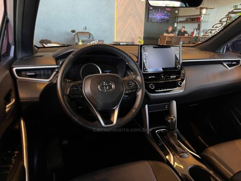 TOYOTA - COROLLA - 2021/2022 - Prata - R$ 138.900,00