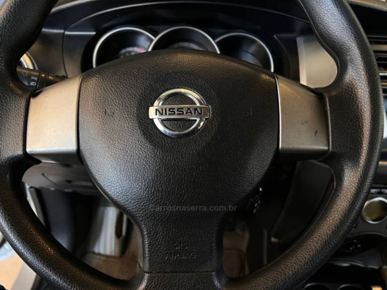 NISSAN - GRAND LIVINA - 2010/2010 - Prata - R$ 38.900,00