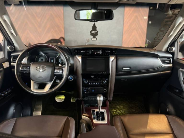TOYOTA - HILUX SW4 - 2018/2019 - Prata - R$ 239.900,00