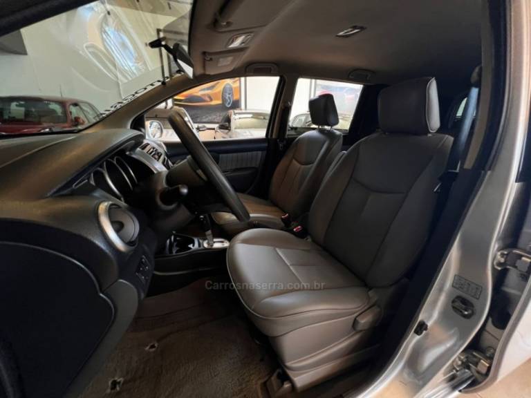 NISSAN - GRAND LIVINA - 2010/2010 - Prata - R$ 38.900,00
