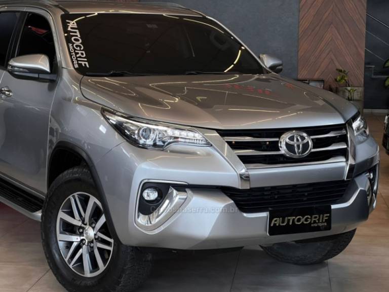 TOYOTA - HILUX SW4 - 2018/2019 - Prata - R$ 239.900,00