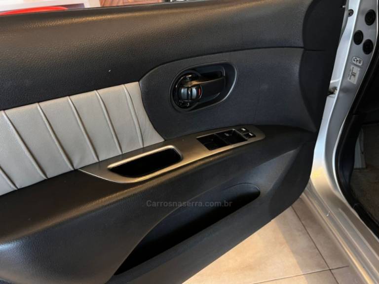 NISSAN - GRAND LIVINA - 2010/2010 - Prata - R$ 38.900,00